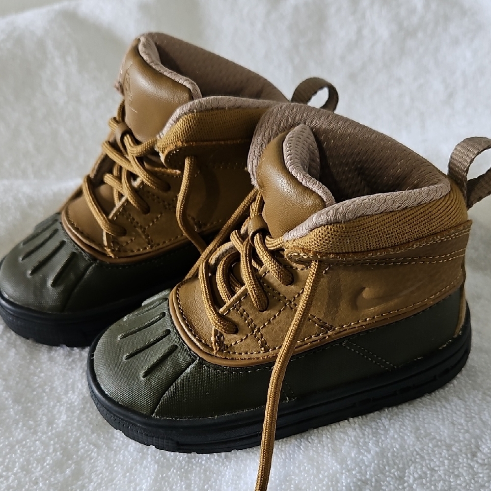 Nike Brown and Green Boots with Waterproof Design